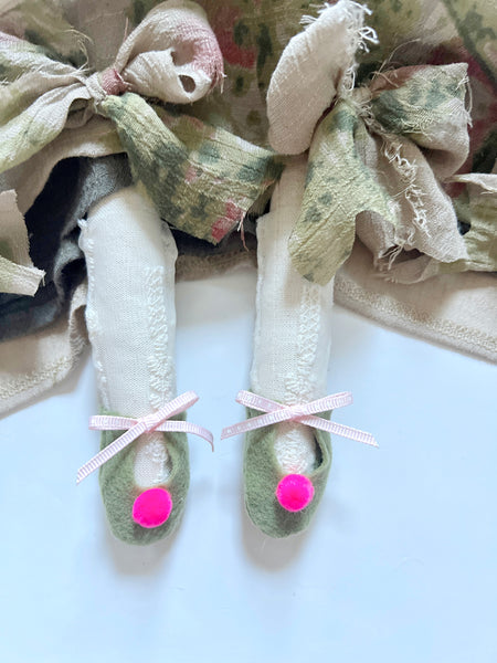 Wonder-Filled Attic Ghost// Olive Floral