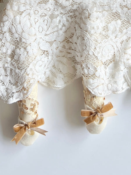 Wonder-Filled Attic Ghost// Scalloped Lace