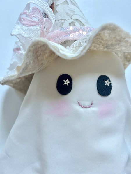Wonder-Filled Attic Ghost// Scalloped Lace