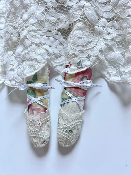 Wonder-Filled Attic Ghost// Scalloped Lace